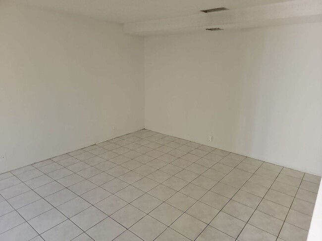Building Photo - Lovely and Spacious 2 bedroom Townhouse