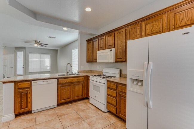 Foto del edificio - Gated Townhome with Strip Views from the Balcony!