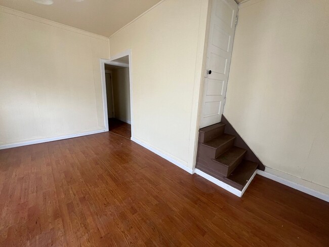 Building Photo - 3 Bed / 1 Bath Home with Outdoor Space