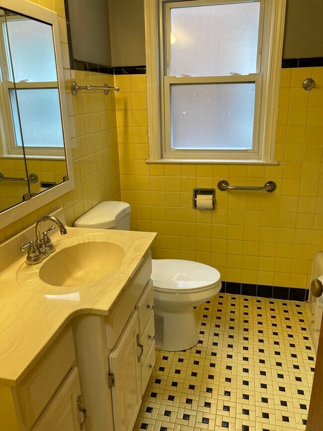 Foto del edificio - 6204 N Troy St
