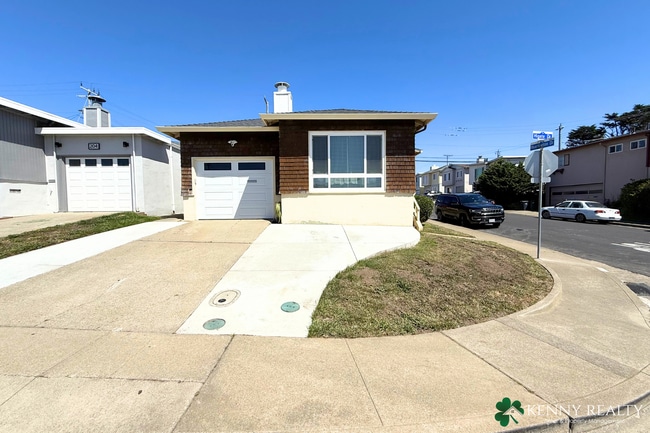 Foto del edificio - Recently Remodeled 3 Bedroom Corner Home i...