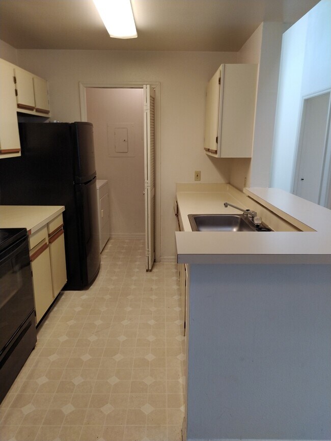 Building Photo - 6142 Westgate Dr