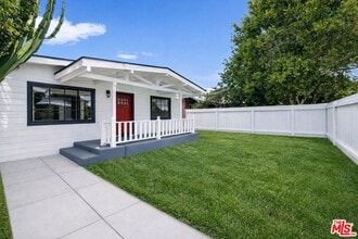 Building Photo - 915 Palms Blvd