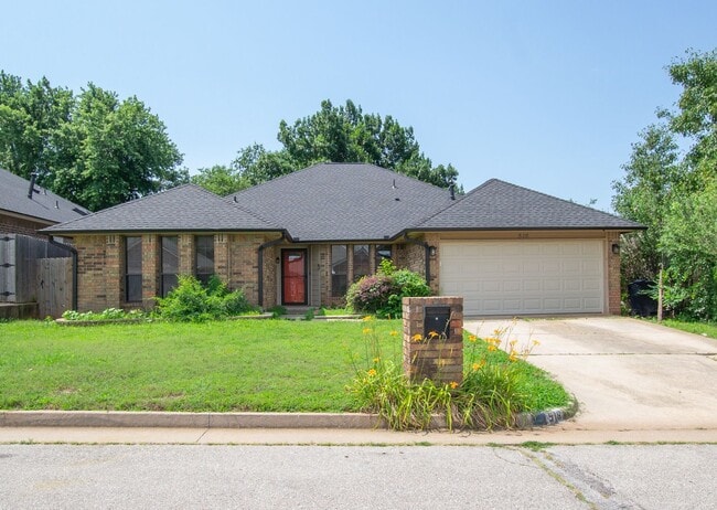 Spacious 4-Bedroom / 2-Bathroom Home with Modern Amenities in Edmond! - Spacious 4-Bedroom / 2-Bathroom Home with Modern Amenities in Edmond!