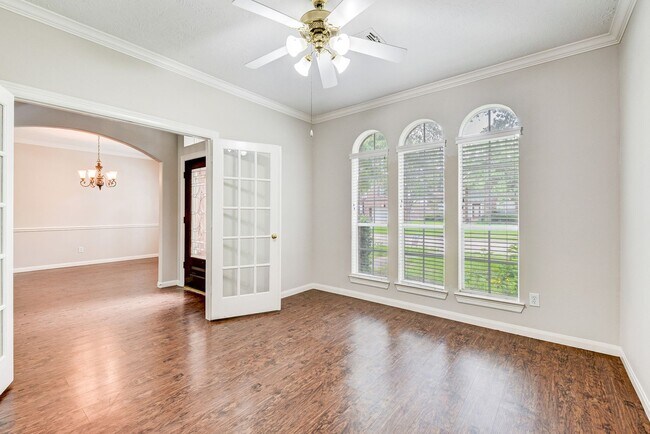 Foto del edificio - Beautiful 4 bedroom 2.5 bathroom with mass...