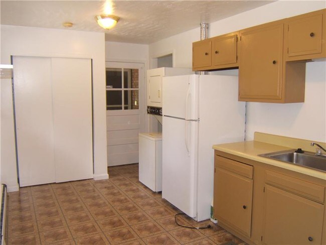 Building Photo - 1446 Crittenden Rd