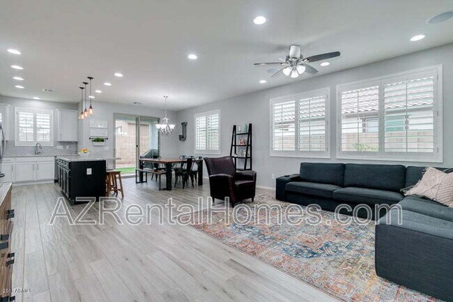 Foto del edificio - 3438 E Russell St