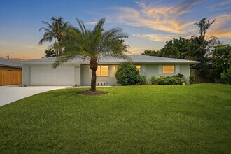 Building Photo - 4729 SE Bayshore Terrace