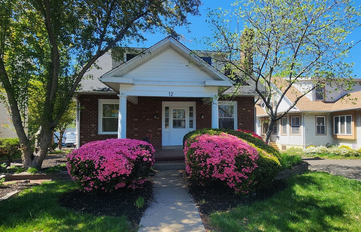 Primary Photo - 12 N York Rd