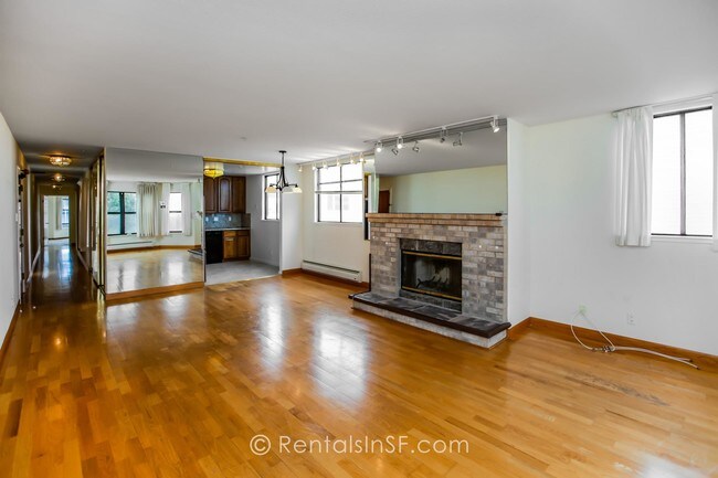 Building Photo - Spacious, 2BR/2BA with lots of light!