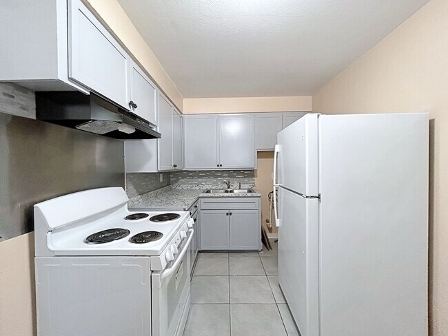 Building Photo - 3 Bedroom House off College Drive