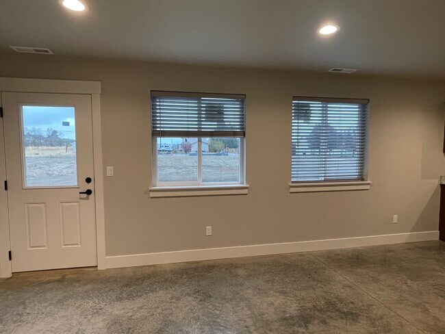 Foto del edificio - 412 W 1st St