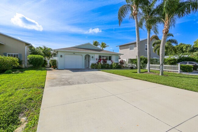Building Photo - ** NAPLES PARK REMODELED 3/2 BEAUTIFUL HOM...