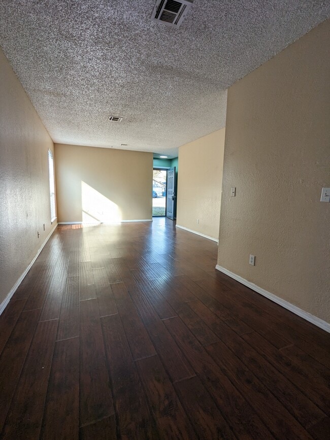 Foto del edificio - 712 Swan Lake Rd