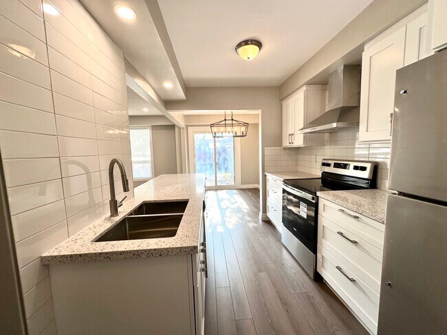 Photo du bâtiment - 215 Royal Salisbury Way