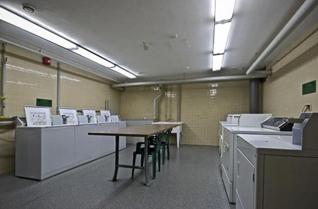 Building Photo - Great Location 1Br/1Bth. Heat & Hot Water ...