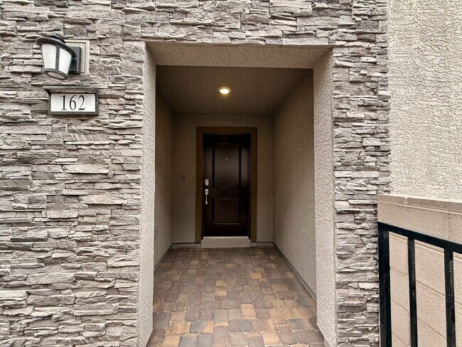 Foto del edificio - 3 BED 2.5 BATH 2 BALCONY 2 CAR GARAGE TOWNHOUSE IN HENDERSON FOR RENT!!