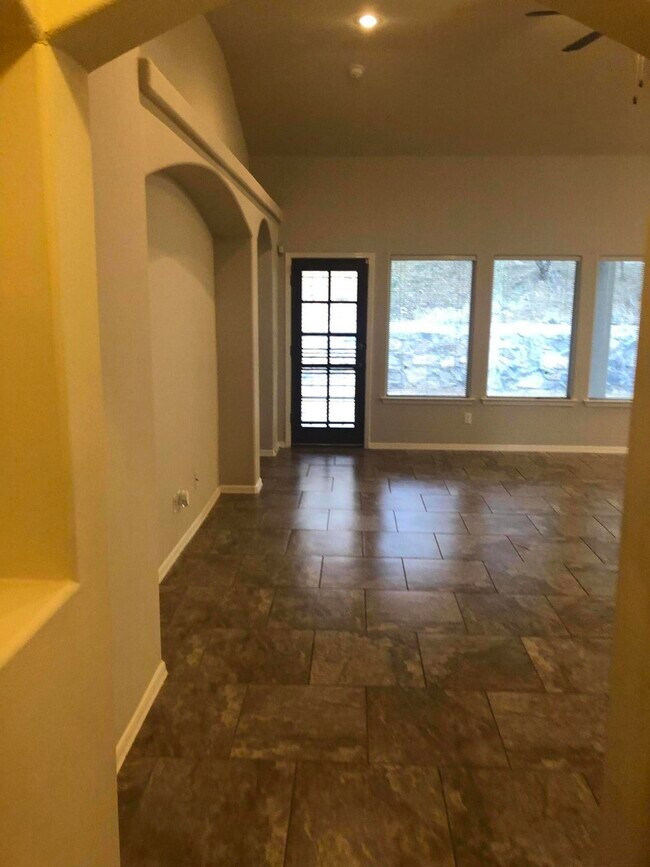Building Photo - 7786 Oak Landing Drive