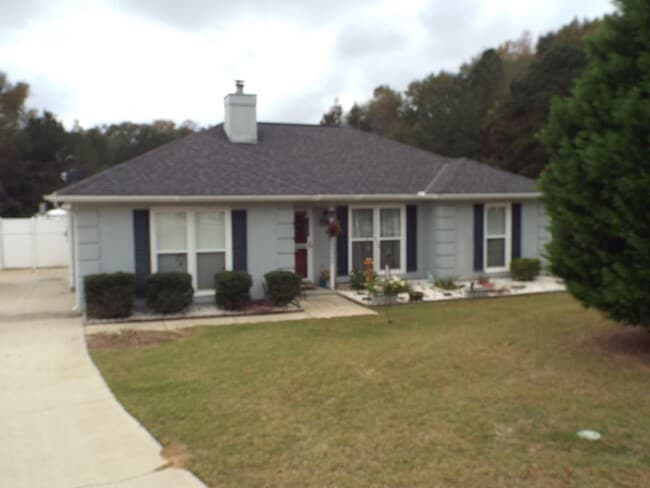 Building Photo - 4 Bedroom, 2 Bath Home in Desirable Lee Co...