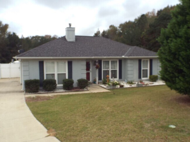 Foto del edificio - 4 Bedroom, 2 Bath Home in Desirable Lee Co...