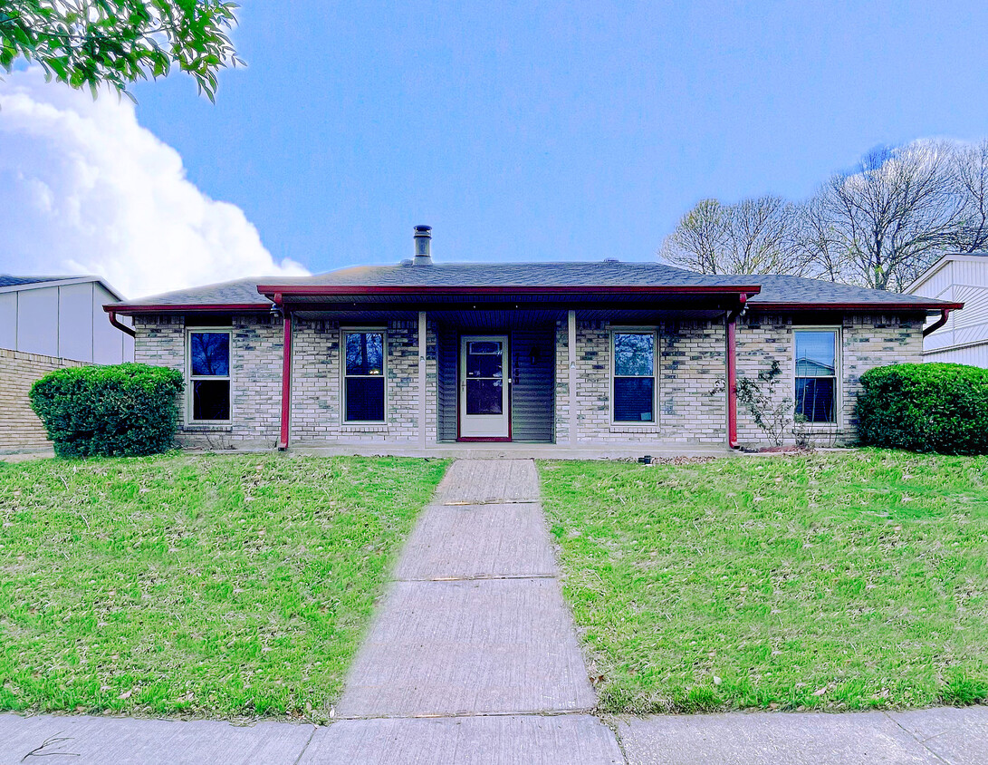 Front covered porch - 7450 Emory Oak Ln