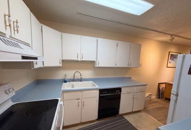 Building Photo - Spacious 3BR Townhome | 50 Yards to Coal Creek Trail!!