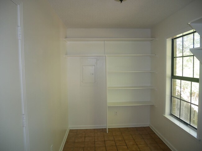 Foto del edificio - 5800 Dover Dr