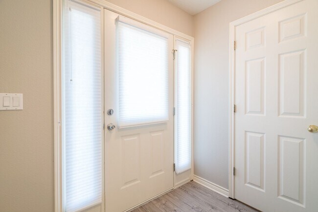 Building Photo - Fantastic recently remodeled 3-bdrm/2.5-ba...