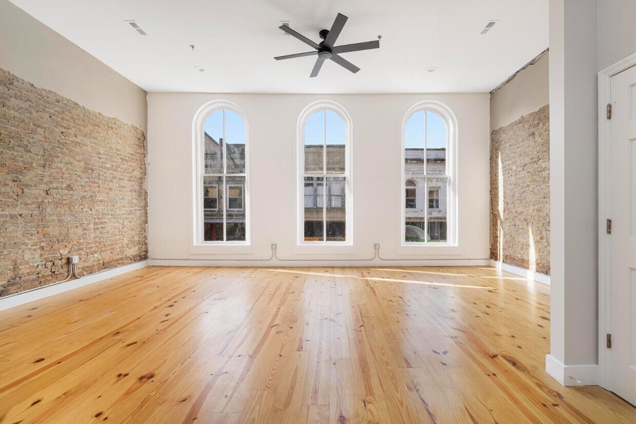 Foto principal - 219 E Main St