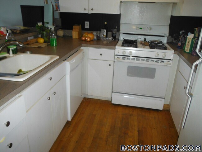 Building Photo - 140 Boylston St