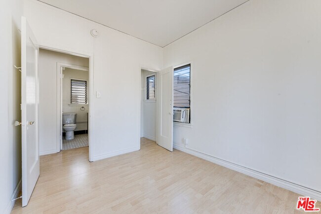 Foto del edificio - 805 N Poinsettia Pl