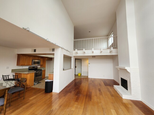 Spacious condo with high ceiling - 2677 Centinela Ave