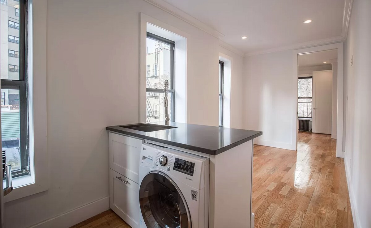 Primary Photo - EAST 65 STREET