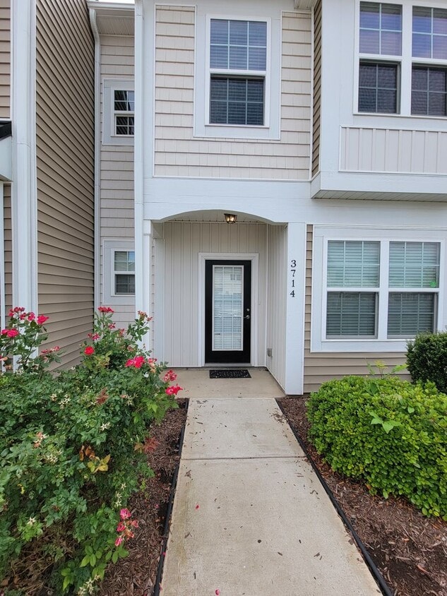 Primary Photo - Spacious 3BR/2 BA Townhome Located in Caba...