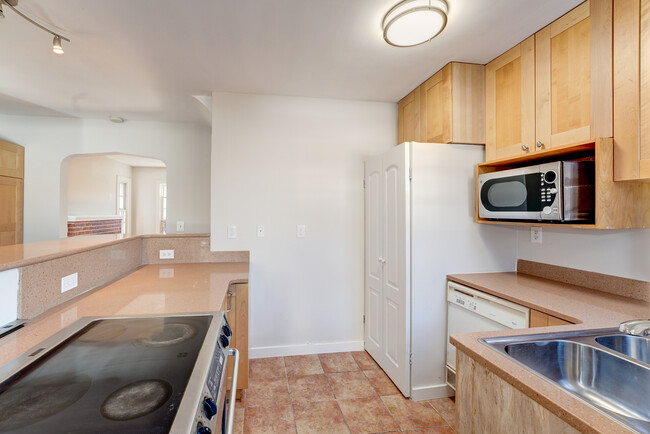 Ample quartz counters! - 4607 N Carlin Springs Rd