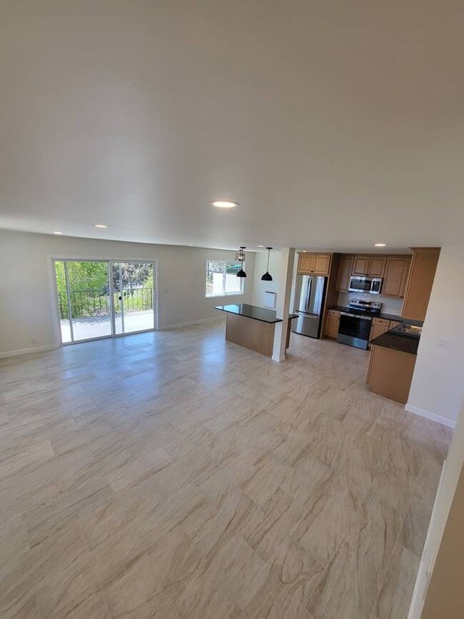 Light, bright and spacious Great room - 508 Orena St