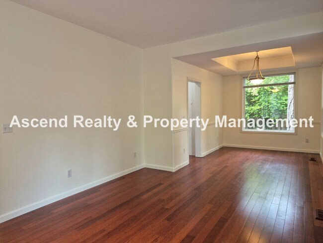 Foto del edificio - Available Now Stunning 2 Level Traditional...