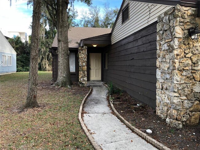 Foto del edificio - 906 Robinhood Ct