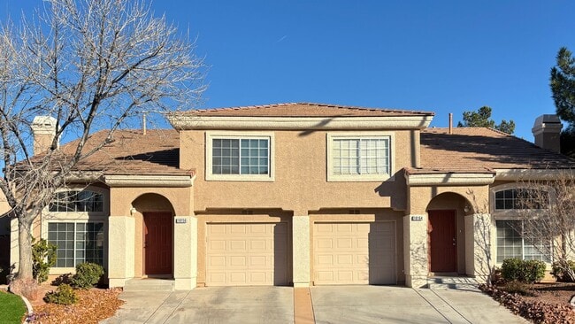 Foto del edificio - Great Two Bedroom Townhouse with a 1 car garage near Silverado Ranch area