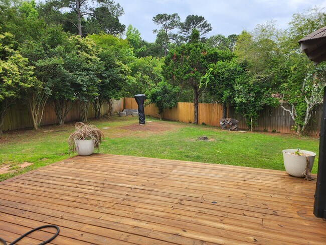 Foto del edificio - 2215 Birchwood Dr