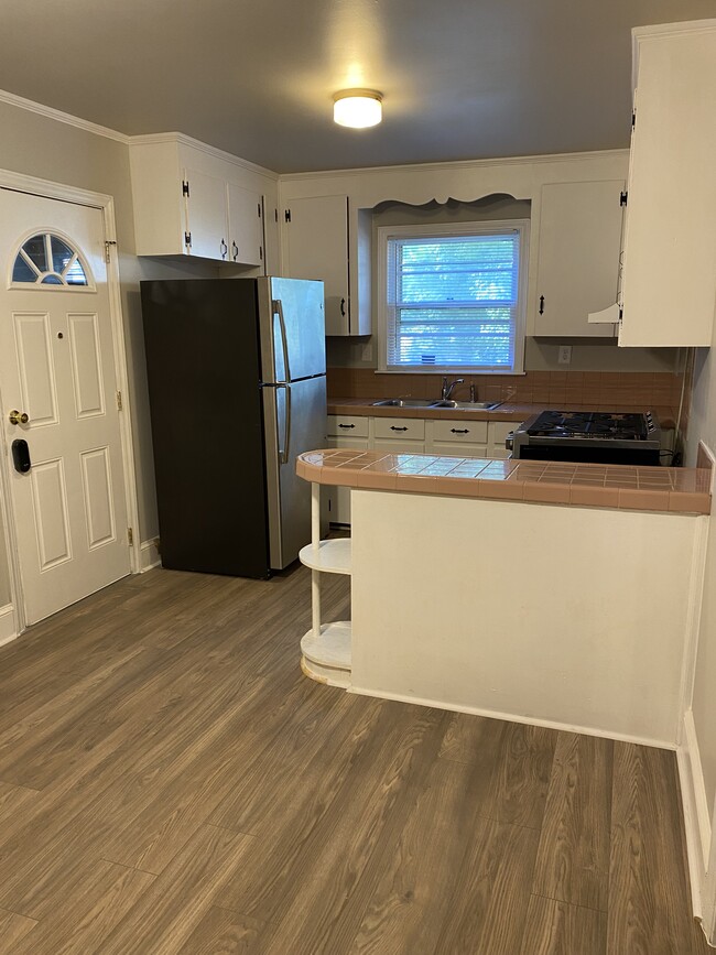 Kitchen - 1700 Heil Pl
