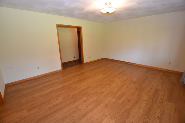Building Photo - 3 Bedroom, 1 1/2 Bath Home in New Palestine