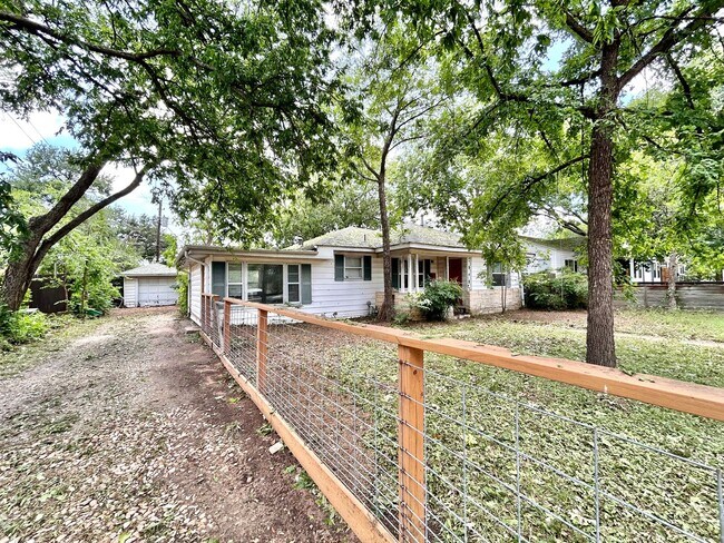 Foto del edificio - Charming 2/BR 1/BA Home with Spacious Fenc...