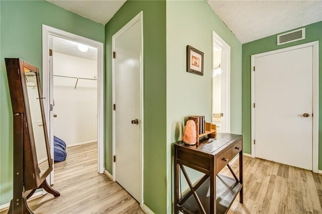 Building Photo - 903 Wynnes Ridge Cir SE