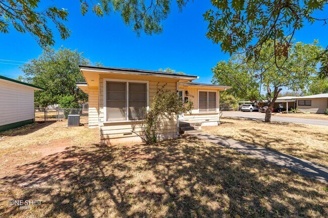 Foto del edificio - 1002 S San Jose Dr