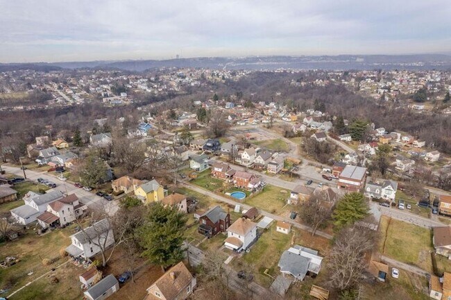 Building Photo - *WOW! 1 MONTH FREE RENT IF SIGNED BY 3/27/...
