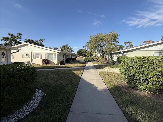 Building Photo - 2202 Clubhouse Dr