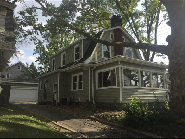 Building Photo - 1369 Brown St