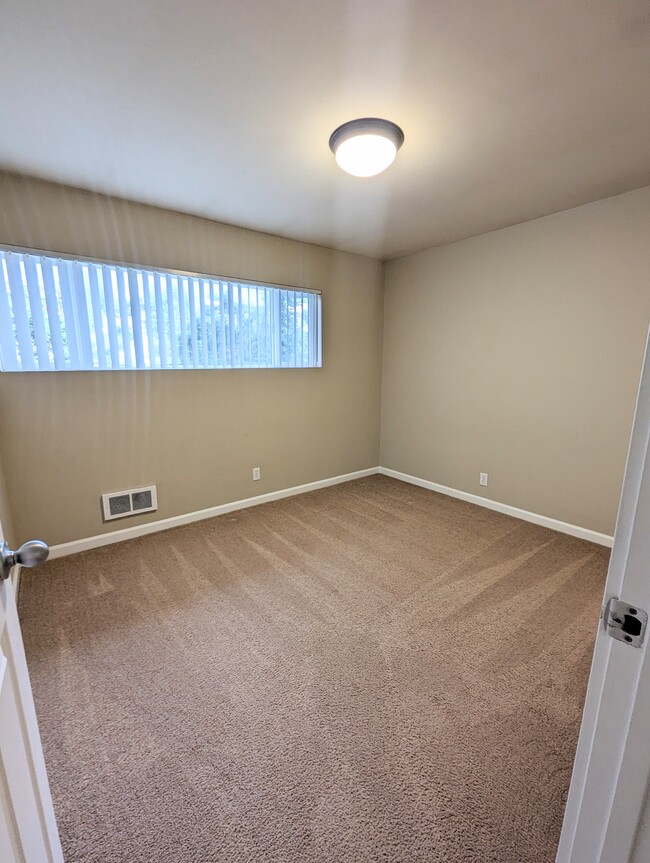 Bedroom - 6007 Lakeview Dr