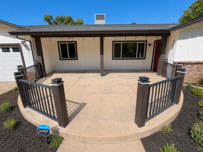 Foto del edificio - Private 3BR Home on Approx. 1 Acre | Huge Fenced Yard, Sunroom & 2-Car Garage